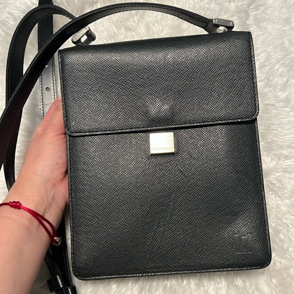 Louis Vuitton Taiga Pochette Kurgan Shoulder Bag